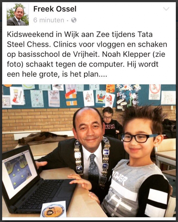 Burgemeester Freek Ossel kwam ook langs bij de Chessity-workshop en keek mee met Noah. 